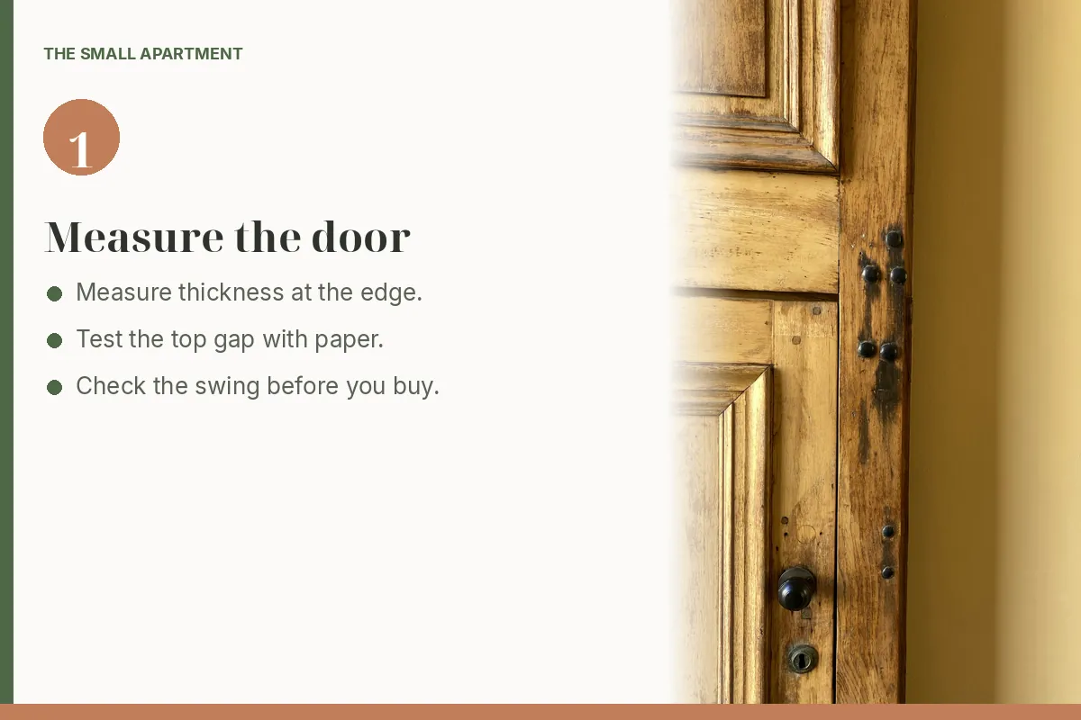Step card: measure the door before you buy a rack. Photo shows a close-up of a wooden door edge, hinge pins, and the gap beside the frame.